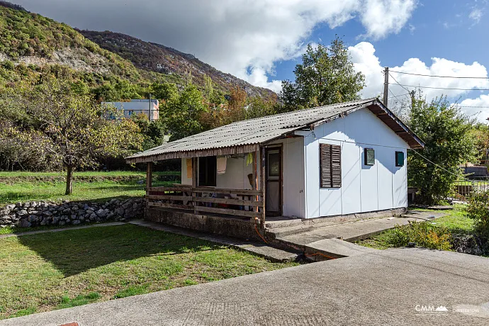 Urbanized Plot with Sea View and Own Water Source – Lapčići, 1,000 m²