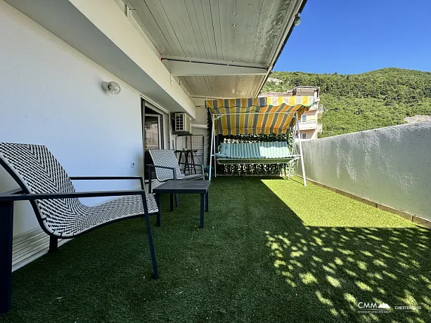 One bedroom apartment with spacious terrace and own parking space in a quiet part of Budva