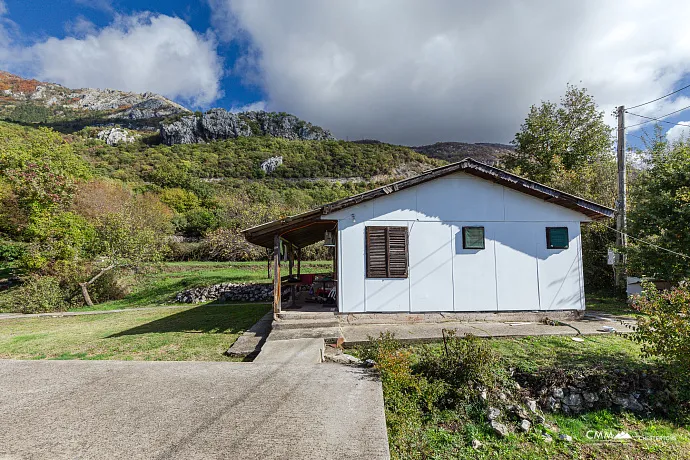 Urbanized Plot with Sea View and Own Water Source – Lapčići, 1,000 m²