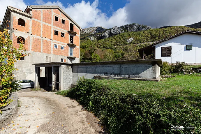 Urbanized Plot with Sea View and Own Water Source – Lapčići, 1,000 m²