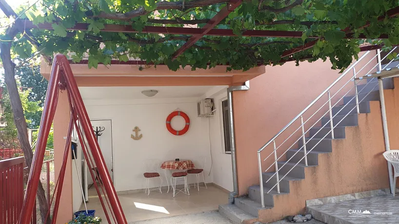 Townhouse with 4 apartments in Sutomore