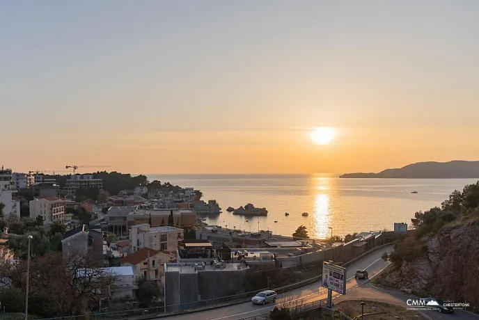 Apartment with 3 bedrooms and a stunning sea view from every window.