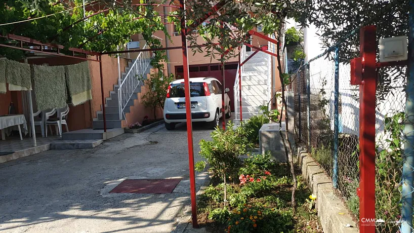 Townhouse with 4 apartments in Sutomore