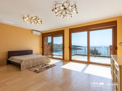 Spacious house in Utjeha with panoramic sea views