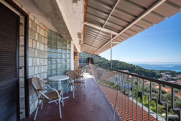 House for sale in Pržno, near Sveti Stefan – prime location.