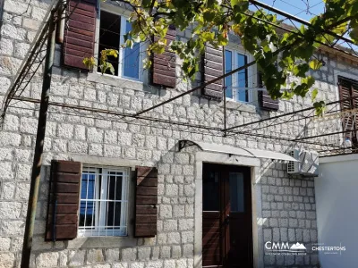 Townhouse by the sea in Dobrota