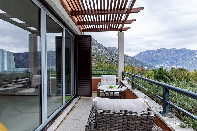 Modern One-Bedroom Apartment with Sea & Mountain Views