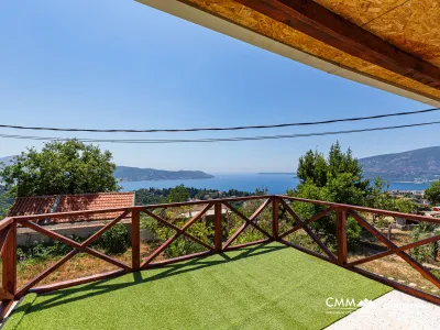 Two-unit home with stunning views of the Adriatic Sea