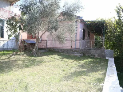 House with a courtyard and driveway in Belishi