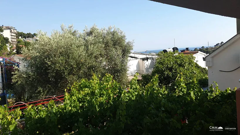 Townhouse with 4 apartments in Sutomore