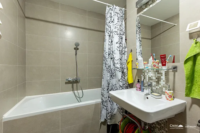 Modern One-Bedroom Apartment with Sea & Mountain Views