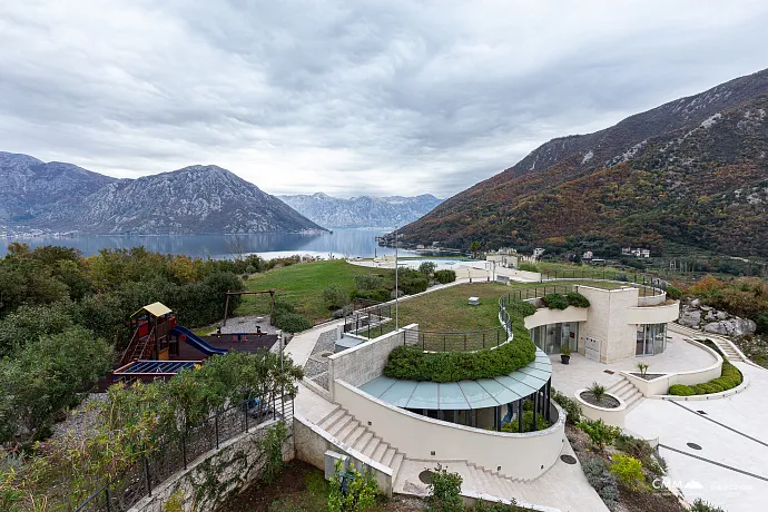 Modern One-Bedroom Apartment with Sea & Mountain Views