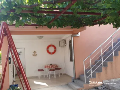 Townhouse with 4 apartments in Sutomore