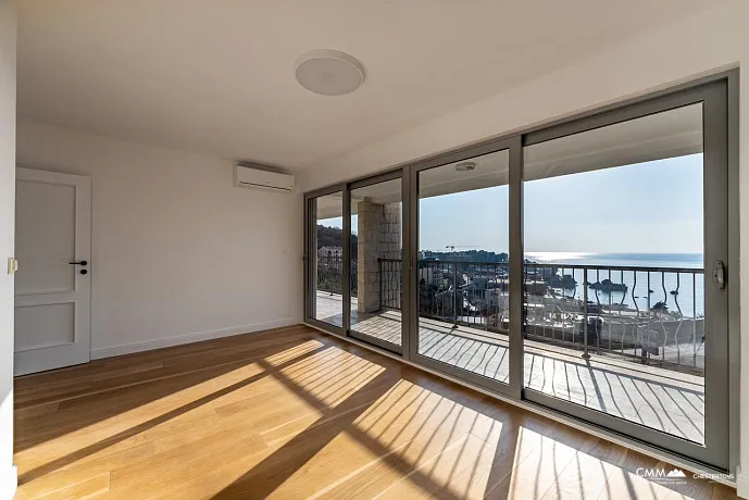 Apartment with 3 bedrooms and a stunning sea view from every window.