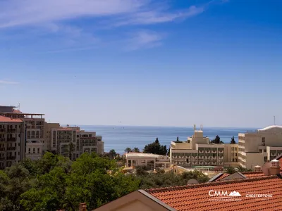 Apartment with two bedrooms and sea views in Becici