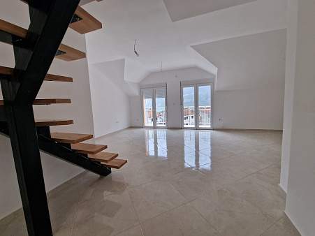 Three-bedroom duplex apartment in Igalo with sea view 