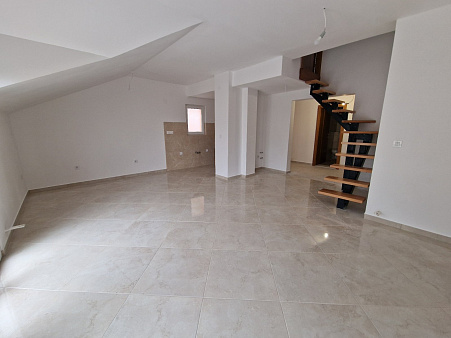 Three-bedroom duplex apartment in Igalo with sea view 