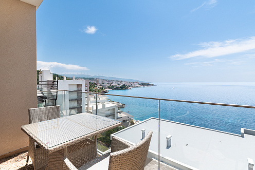 Luxury apartment in Dobra Voda, Bar – frontline to the sea, private beach and two swimming pools