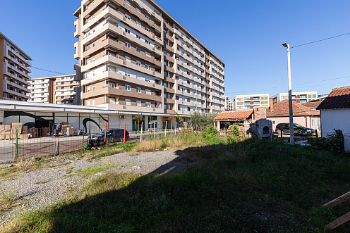Office and retail center in the final stage on a 652 m² land plot in the center of Podgorica