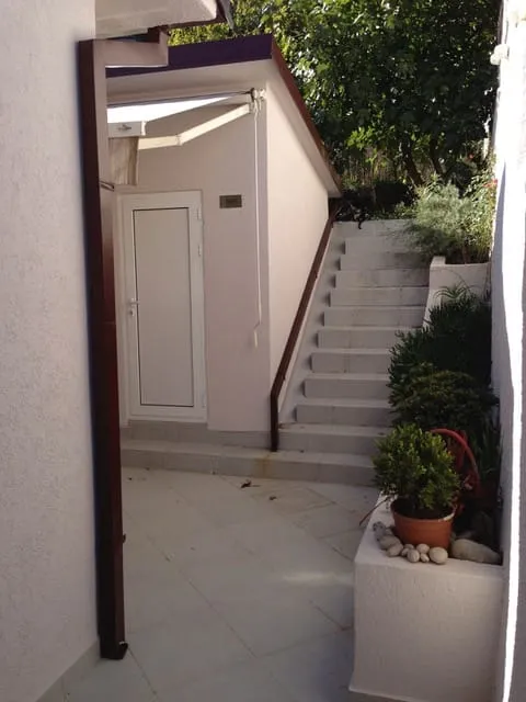 Two storey house 20m from the sea