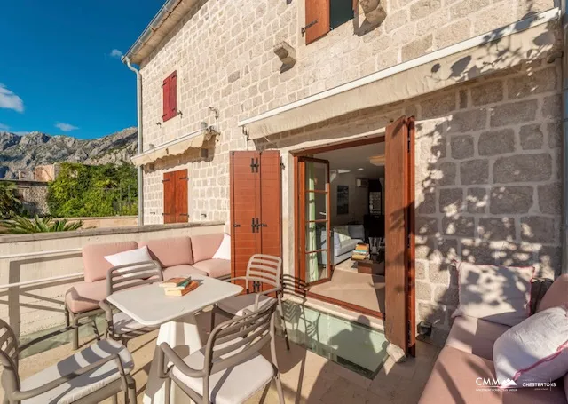 Three-storey house on the first line in Kotor, Dobrota