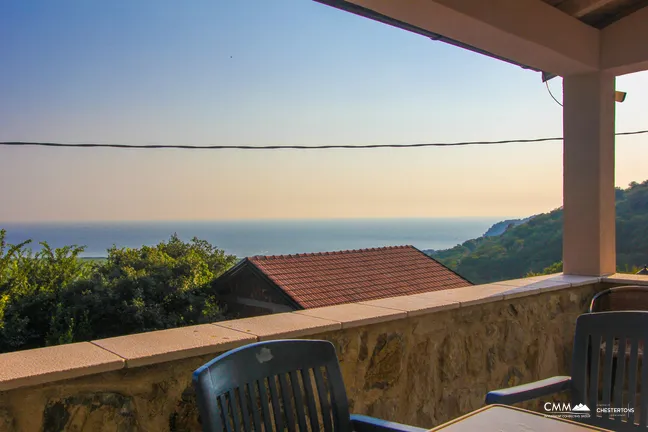 Apartment house with a swimming pool and a phenomenal view