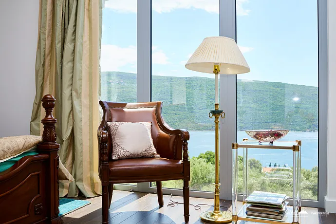 Spacious house in Kumbor with a total area of 335 m²