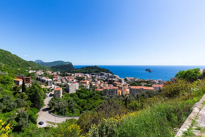 Three-Bedroom Apartment in Petrovac with Sea View