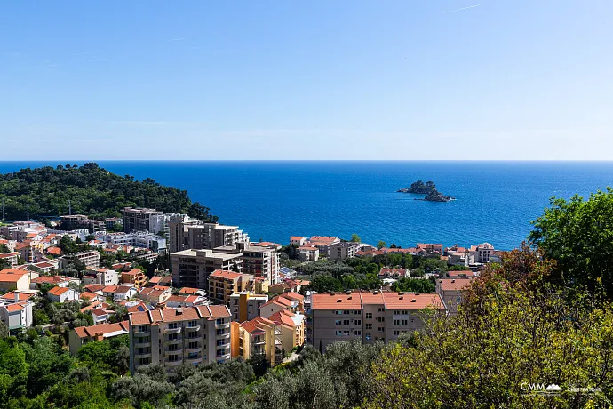 Three-Bedroom Apartment in Petrovac with Sea View