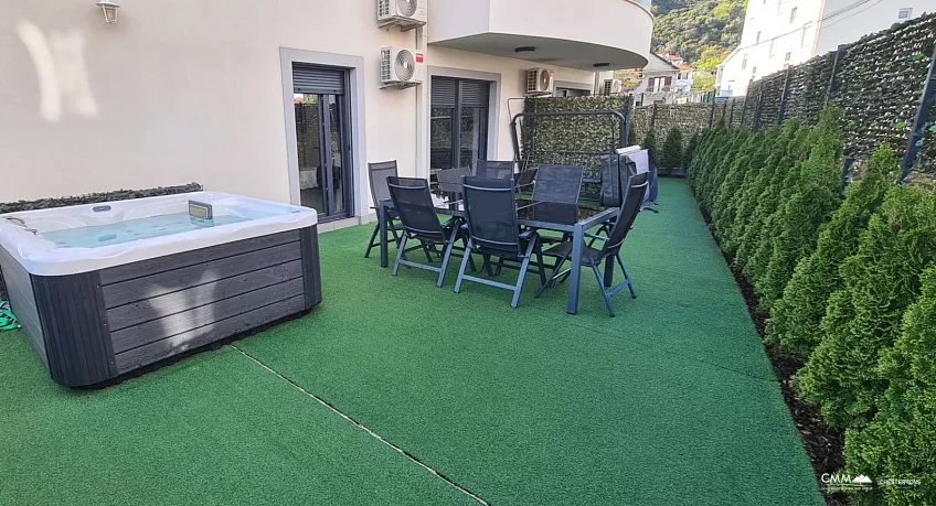 Nice apartment in Djenovici with a sea view