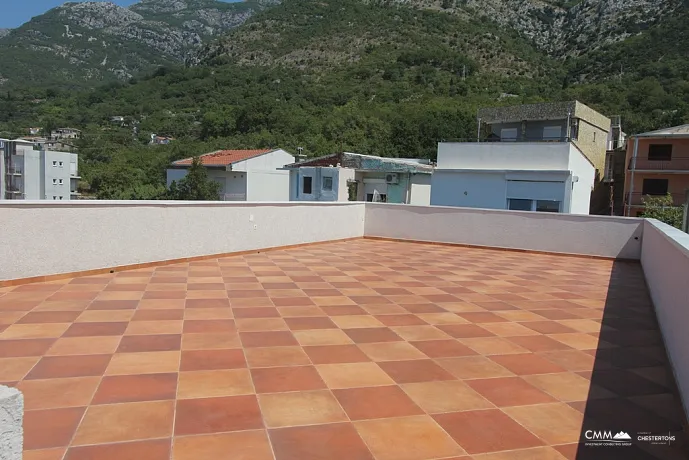 A three-story house with a panoramic view in Sutomore