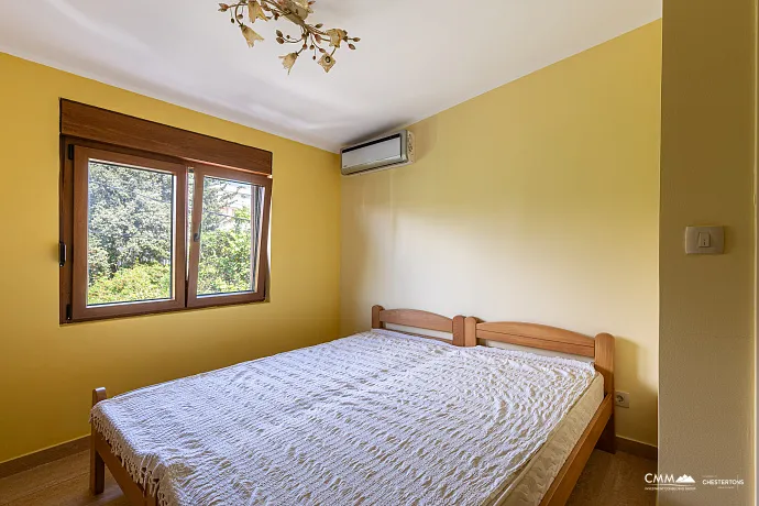 Spacious house in Utjeha with panoramic sea views