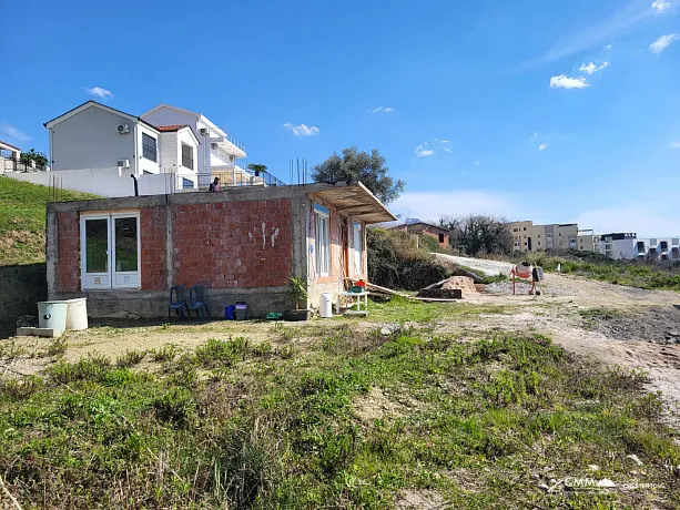 A plot with a house in Ivanovići, 905m²