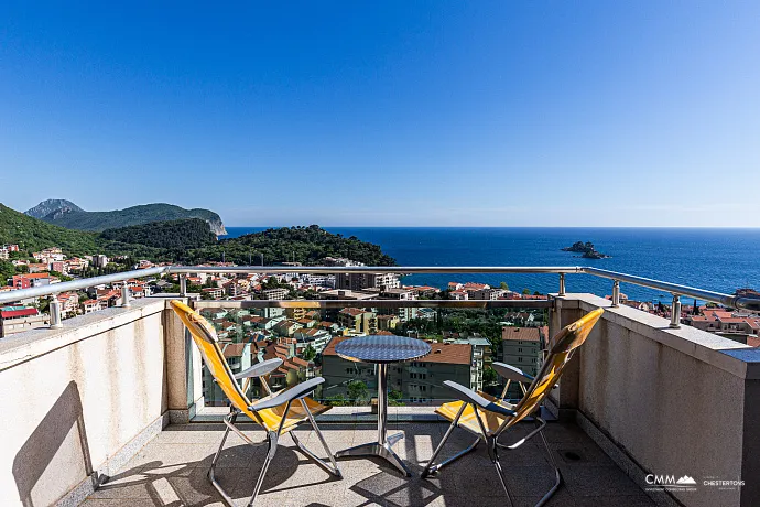 Three-Bedroom Apartment in Petrovac with Sea View