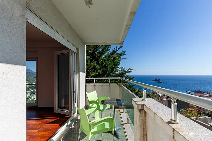Three-Bedroom Apartment in Petrovac with Sea View