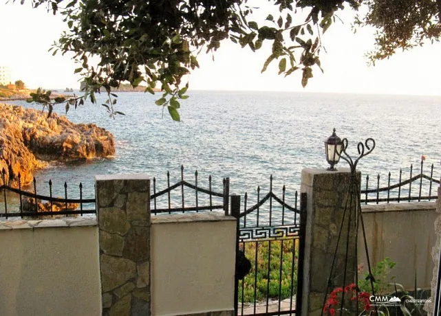 A luxurious villa with swimming pool in Utjeha