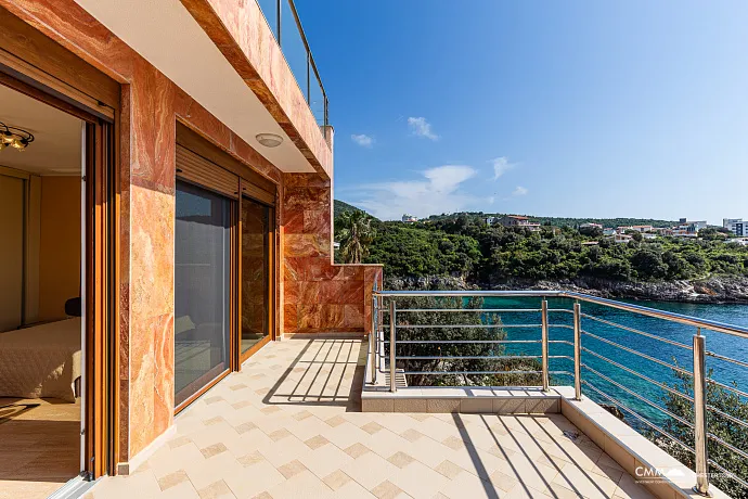 Spacious house in Utjeha with panoramic sea views