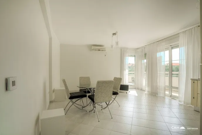 Spacious apartment in Rafailovici