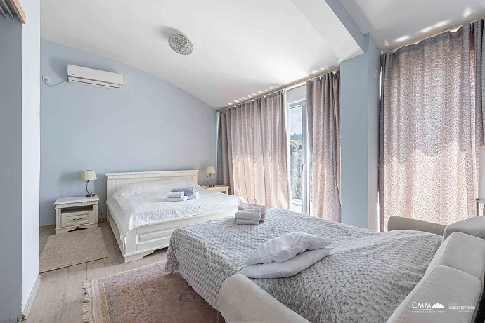 A luxurious villa with swimming pool in Utjeha