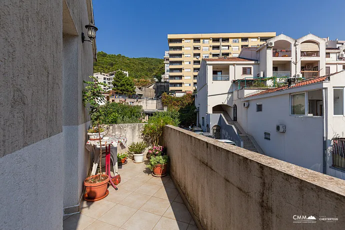 A townhouse wiht mountine view in Budva