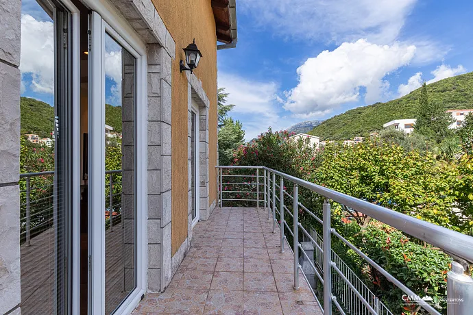 House in Kumbor 200 m to the sea