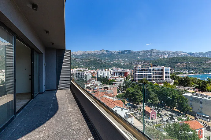 Three-bedroom apartment in Budva with a stunning view