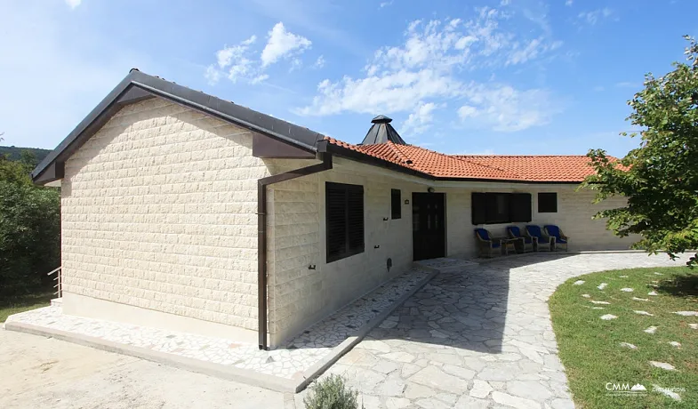 House with a large plot in Radanovići