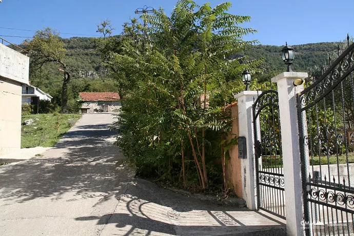 A luxurious villa with swimming pool in Kotor