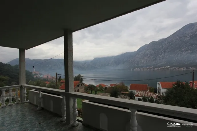 House witn sea view in Kotor