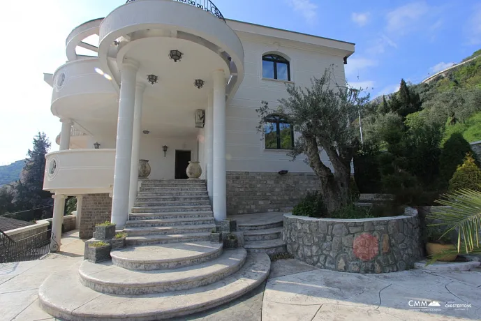 Villa with pool in Petrovac