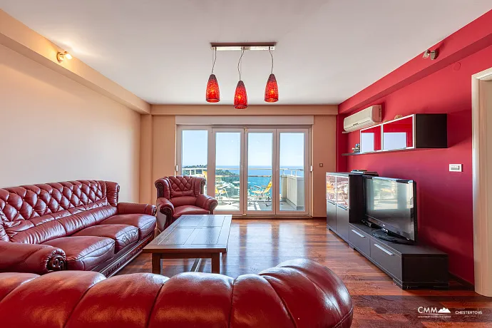 Three-Bedroom Apartment in Petrovac with Sea View