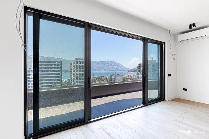 Three-bedroom apartment in Budva with a stunning view