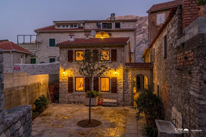 Two houses with restaurant on the front line