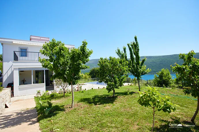 Spacious house in Kumbor with a total area of 335 m²